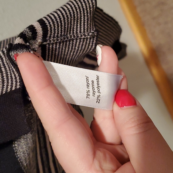 ❄️ Maurice's Black and Pink Cardigan - Picture 3 of 4